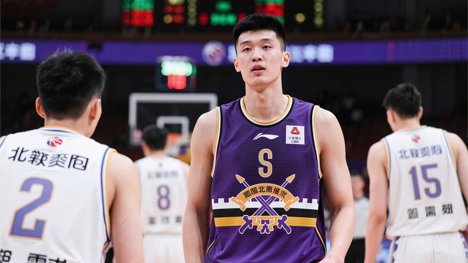 足球比赛现场，球员在开阔的球场上争夺球权